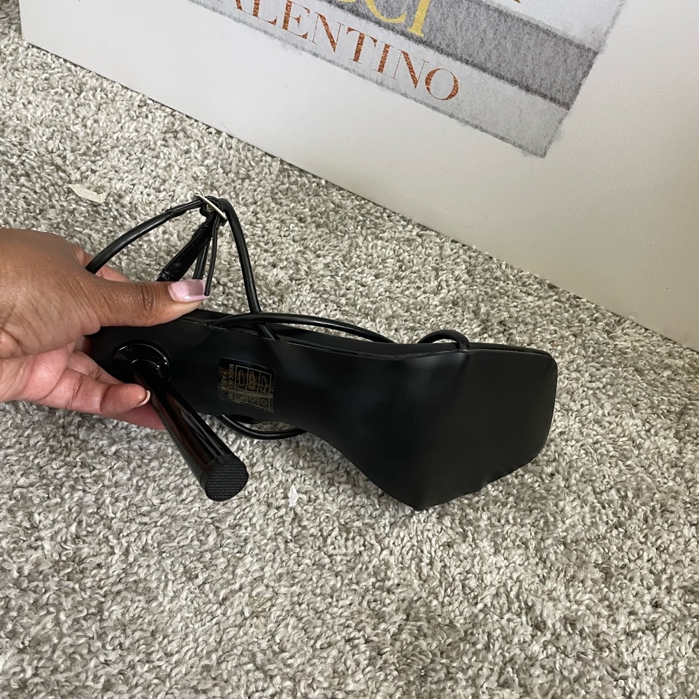 Black‎ Heels - Picture 6 of 6